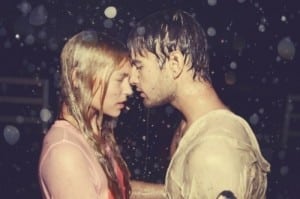 deux amoureux s'embrasse sous la pluie