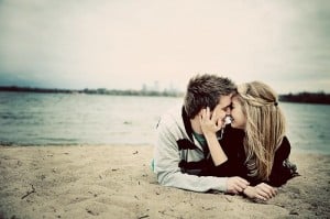 Couple qui s'embrasse sur une plage