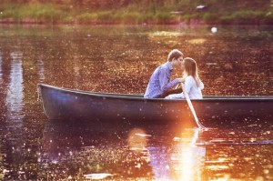 Couple qui s'embrasse sur un lac