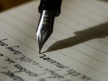 Écrire une lettre d'amour avec un stylo plume