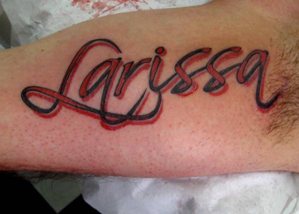 Homme qui s'est tatoué le prénom Larissa