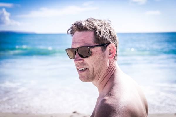 Un homme de plus de 50 ans sur une plage