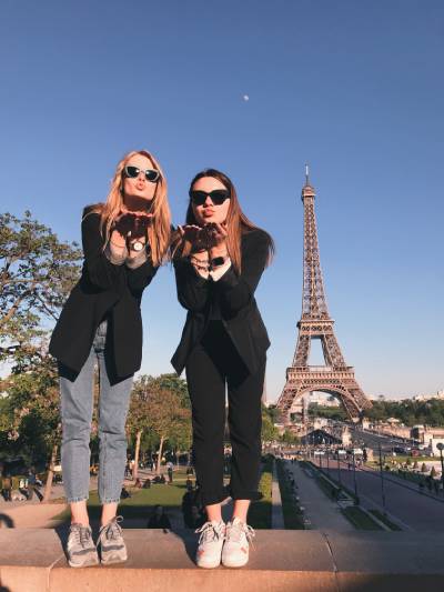 Deux amies à Paris